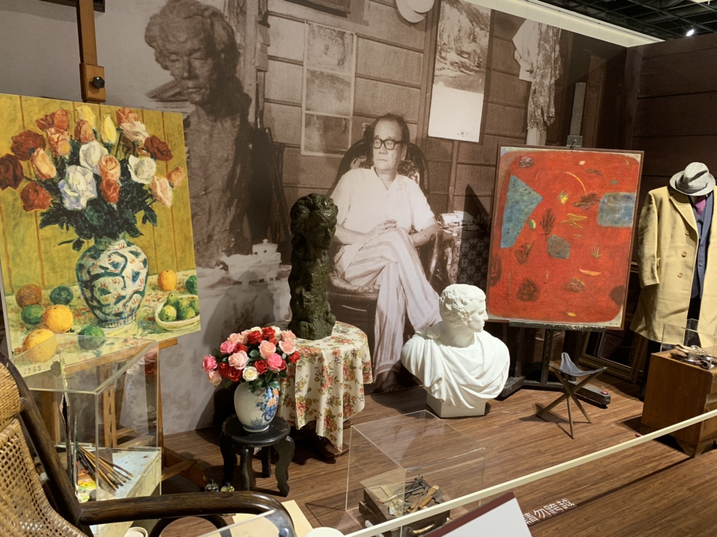 重現李石樵學生們最為推崇的新生南路畫室，展出他曾使用的作畫用具及生活器物，距今80年